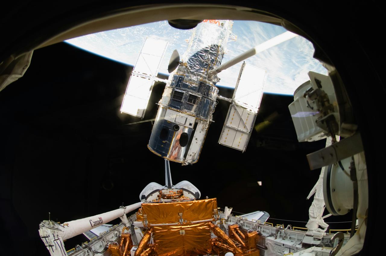 Pemandangan stasiun luar angkasa dari dalam stasiun luar angkasa