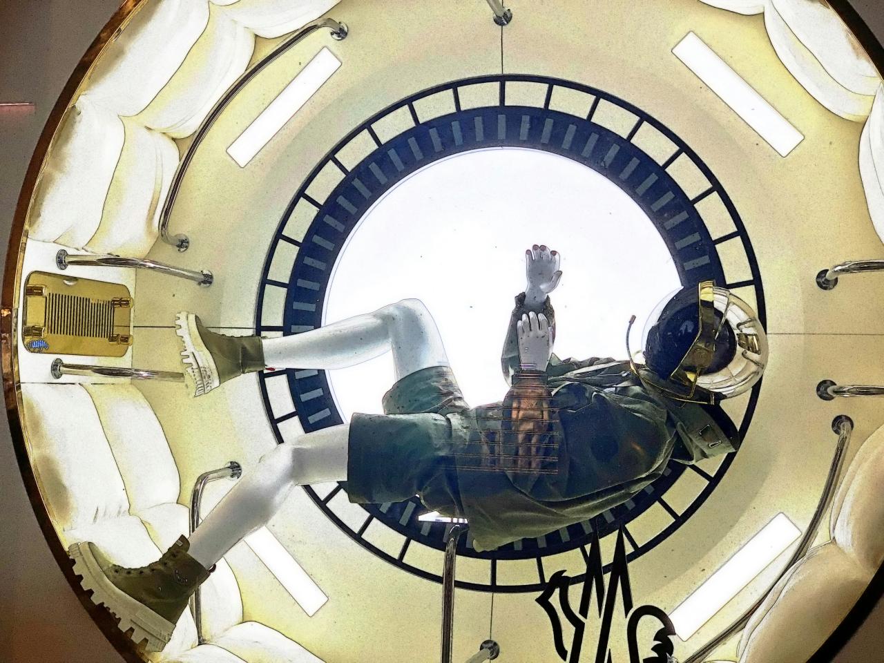 jam dengan seseorang di atasnya